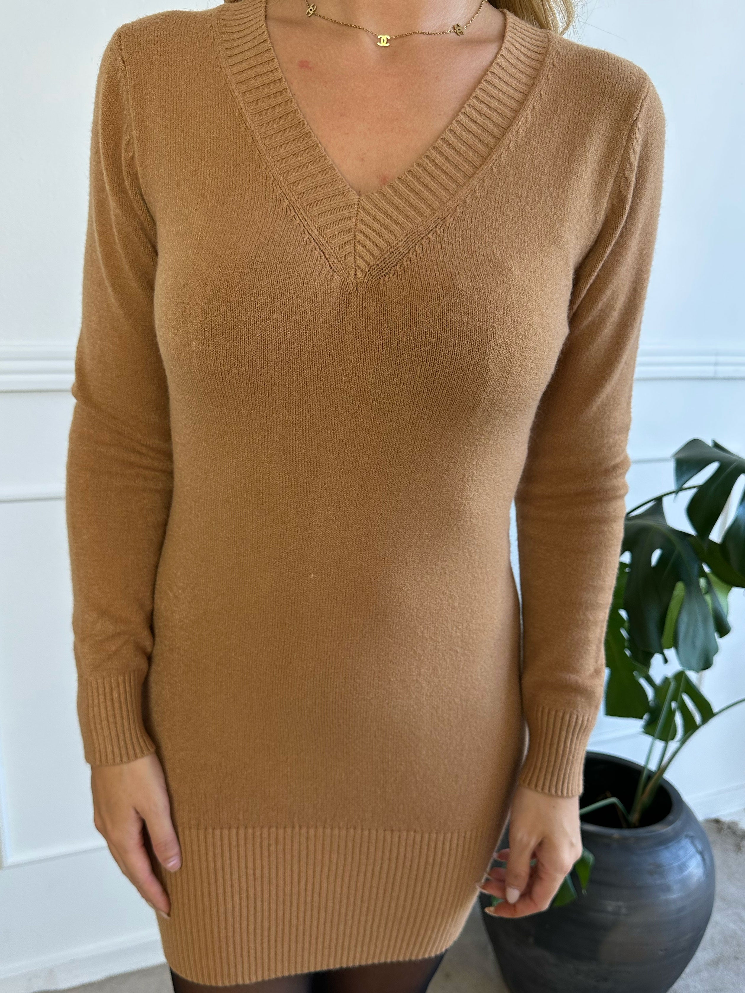 Savina - Enkel klänning med v-ringning